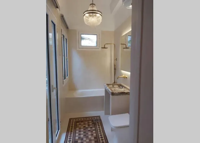 Mid Century Character House In アルゴストリオン