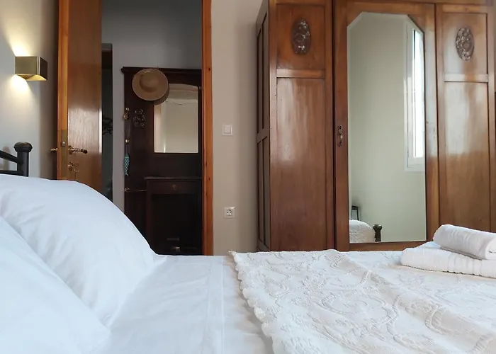 Mid Century Character House In アルゴストリオン