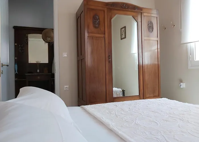 Mid Century Character House In 別荘