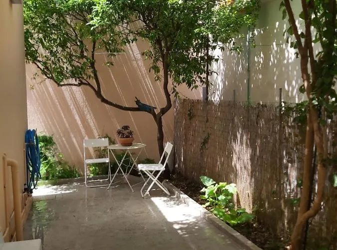 別荘 Mid Century Character House In アルゴストリオン