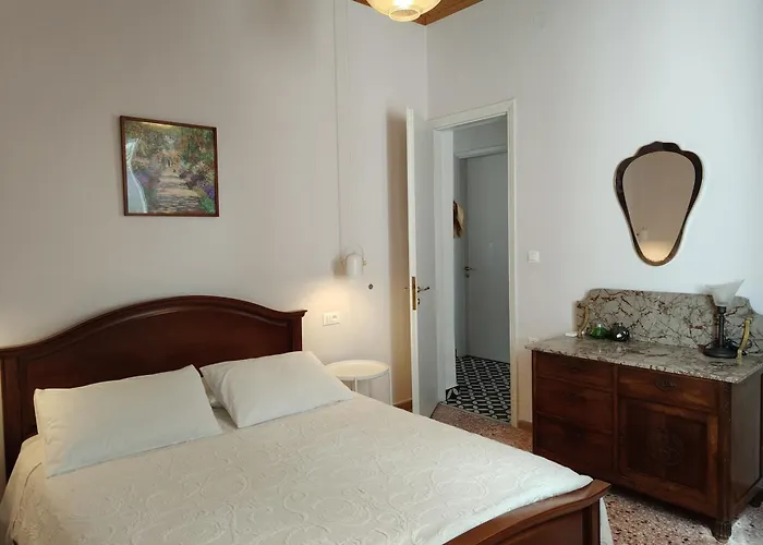 Mid Century Character House In * アルゴストリオン