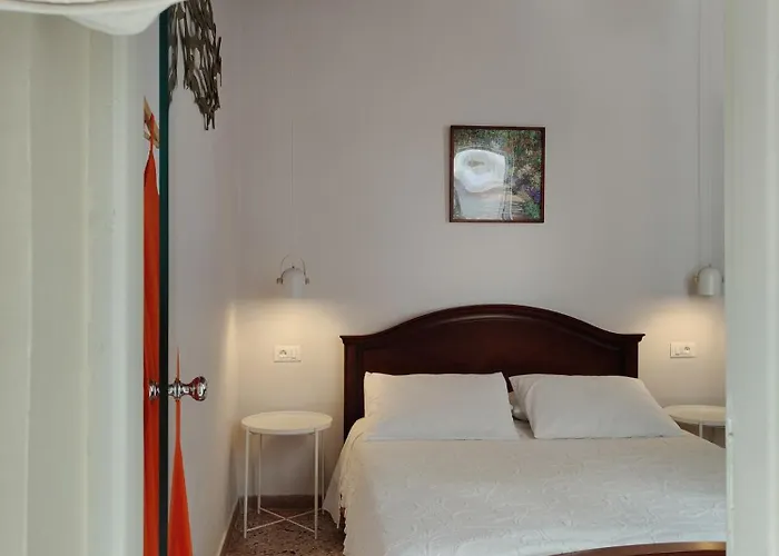 Mid Century Character House In アルゴストリオン