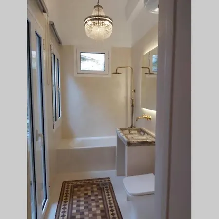 Mid Century Character House In ארגוסטולי