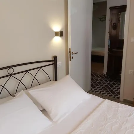 Mid Century Character House In בית נופש ארגוסטולי