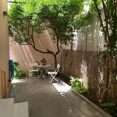 בית נופש Mid Century Character House In ארגוסטולי