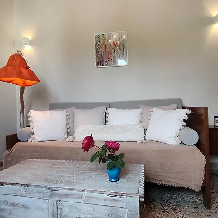 בית נופש Mid Century Character House In ארגוסטולי